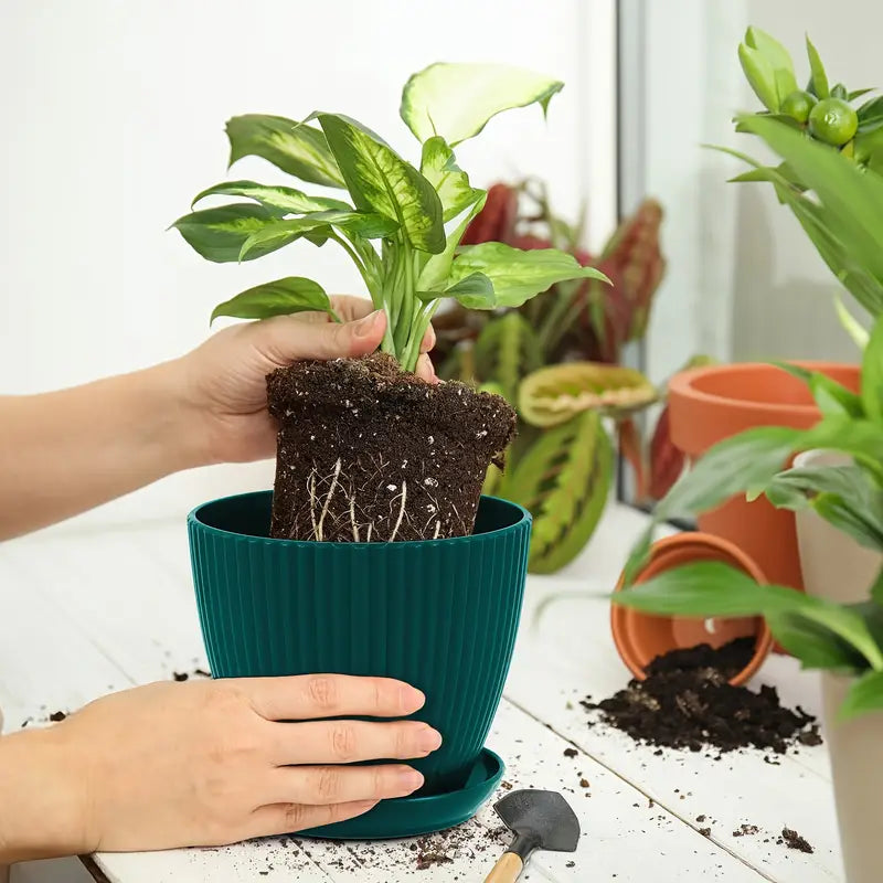 Flower Pot with Grooved Structure and Saucer - Sturdy Plastic Pot for Plants