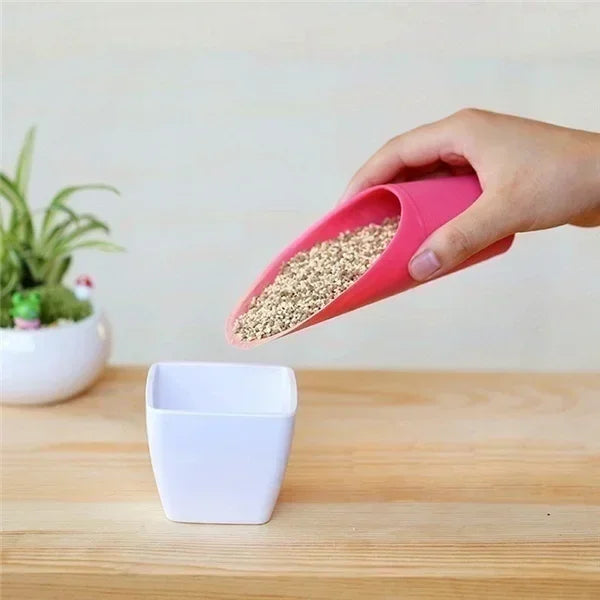 Plastic Planting Shovel - Practical Tool for Moving and Fertilising Plants