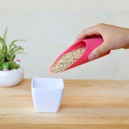 Plastic Planting Shovel - Practical Tool for Moving and Fertilising Plants