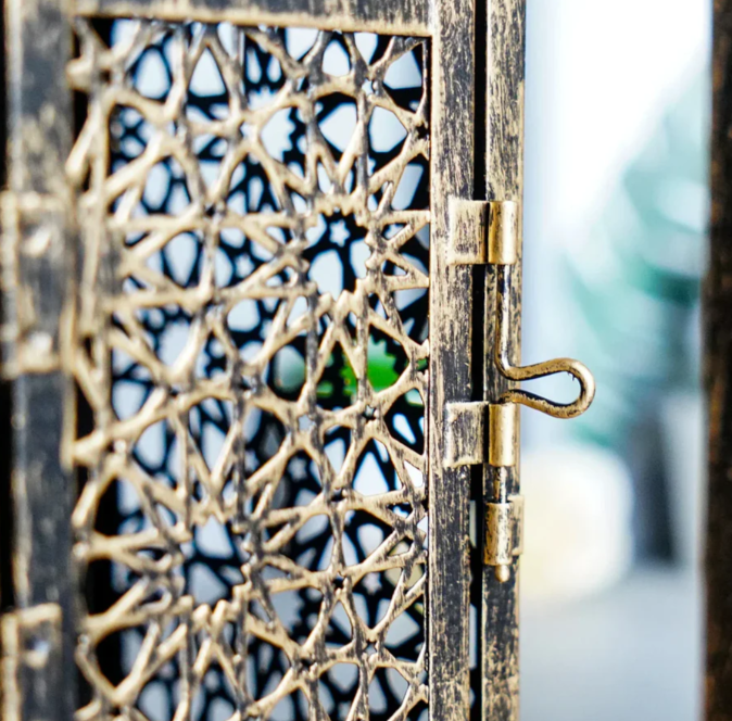 Vintage Lantern In Bronze Design